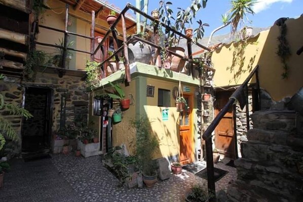 Chambre Familiale, salle de bains privée | Terrasse/Patio