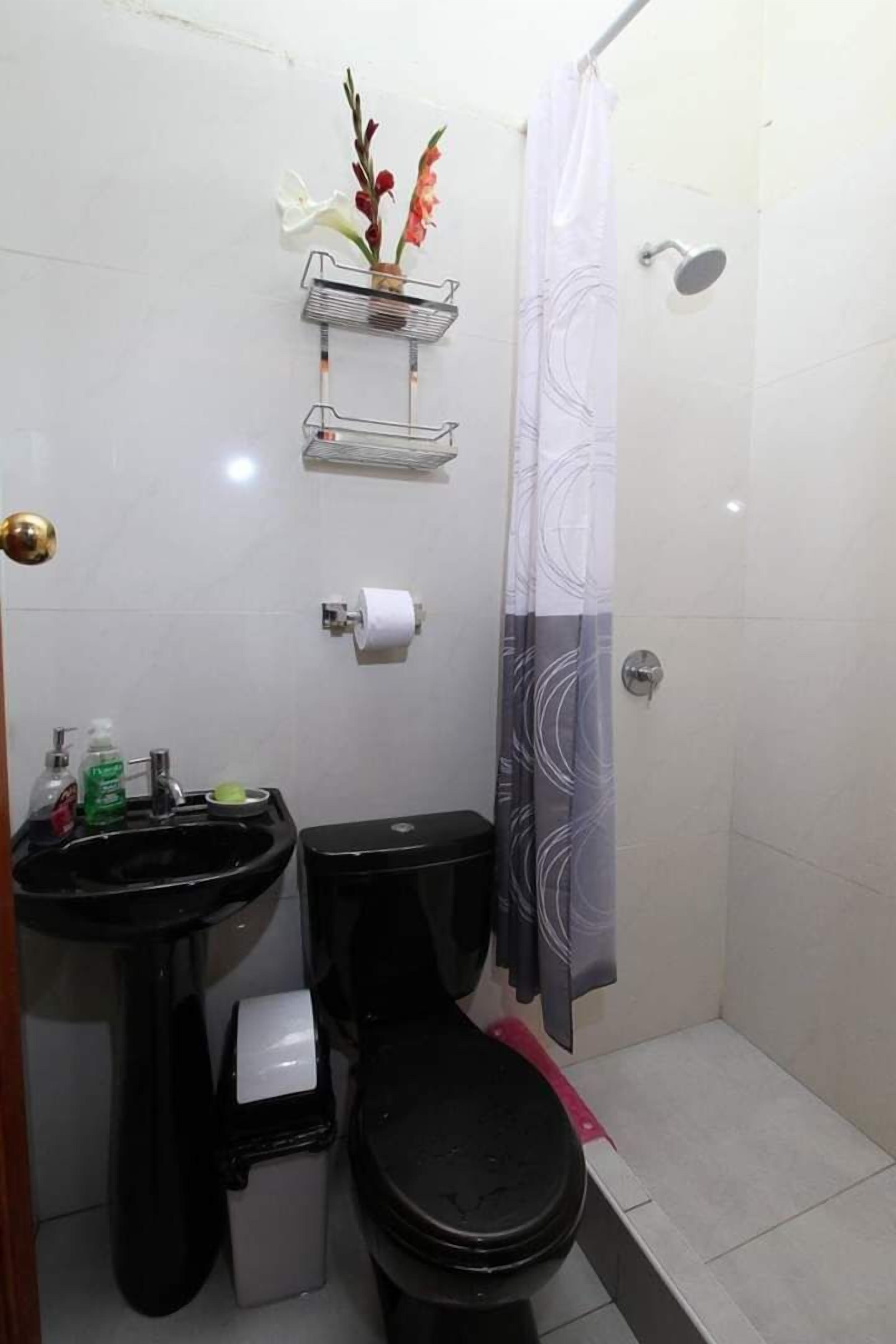 Doppelzimmer, eigenes Bad | Badezimmer | Dusche, Handtücher