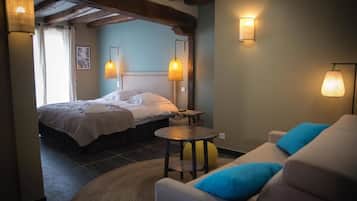 Deluxe Suite | 1 bedroom, in-room safe, blackout curtains, soundproofing