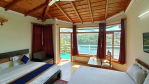 Un dormitorio con una cama, una silla, una mesa y un ventilador de techo.