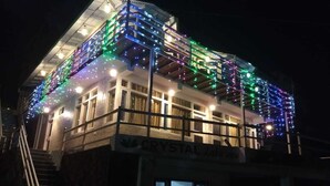 Un edificio con un letrero que dice "CRYSTAL Lake View".