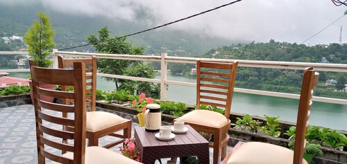 Crystal LakeView Homestay