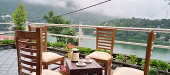 Crystal LakeView Homestay
