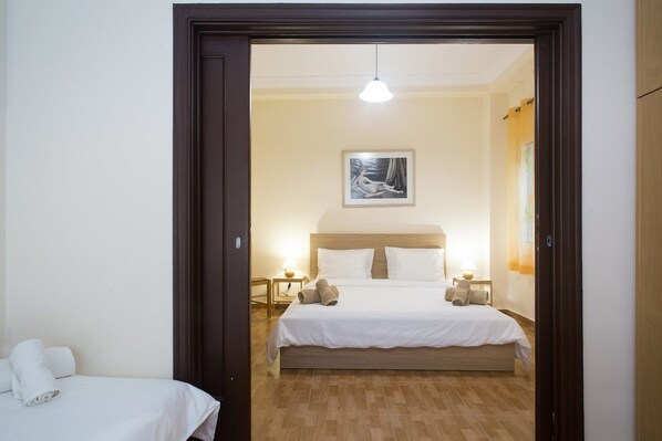 2 habitaciones, tabla de planchar con plancha y cunas gratuitas