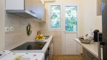 Apartment | Private kitchen | Full-sized fridge, microwave, oven, stovetop