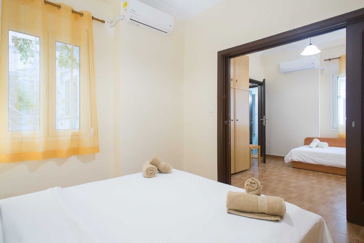 2 عدّة غرف نوم ومكواة/لوح كي وأسرّة أطفال/رضّع (مجانًا) وسرير سفر