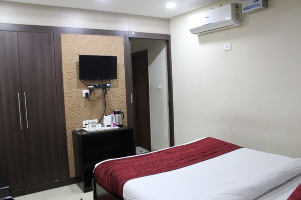 In-room safe, desk, laptop workspace, blackout curtains