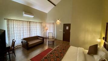 Escritorio, tabla de planchar con plancha, wifi y ropa de cama