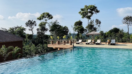 Una piscina al aire libre. Machaan Plantation Resorts Sakleshpur