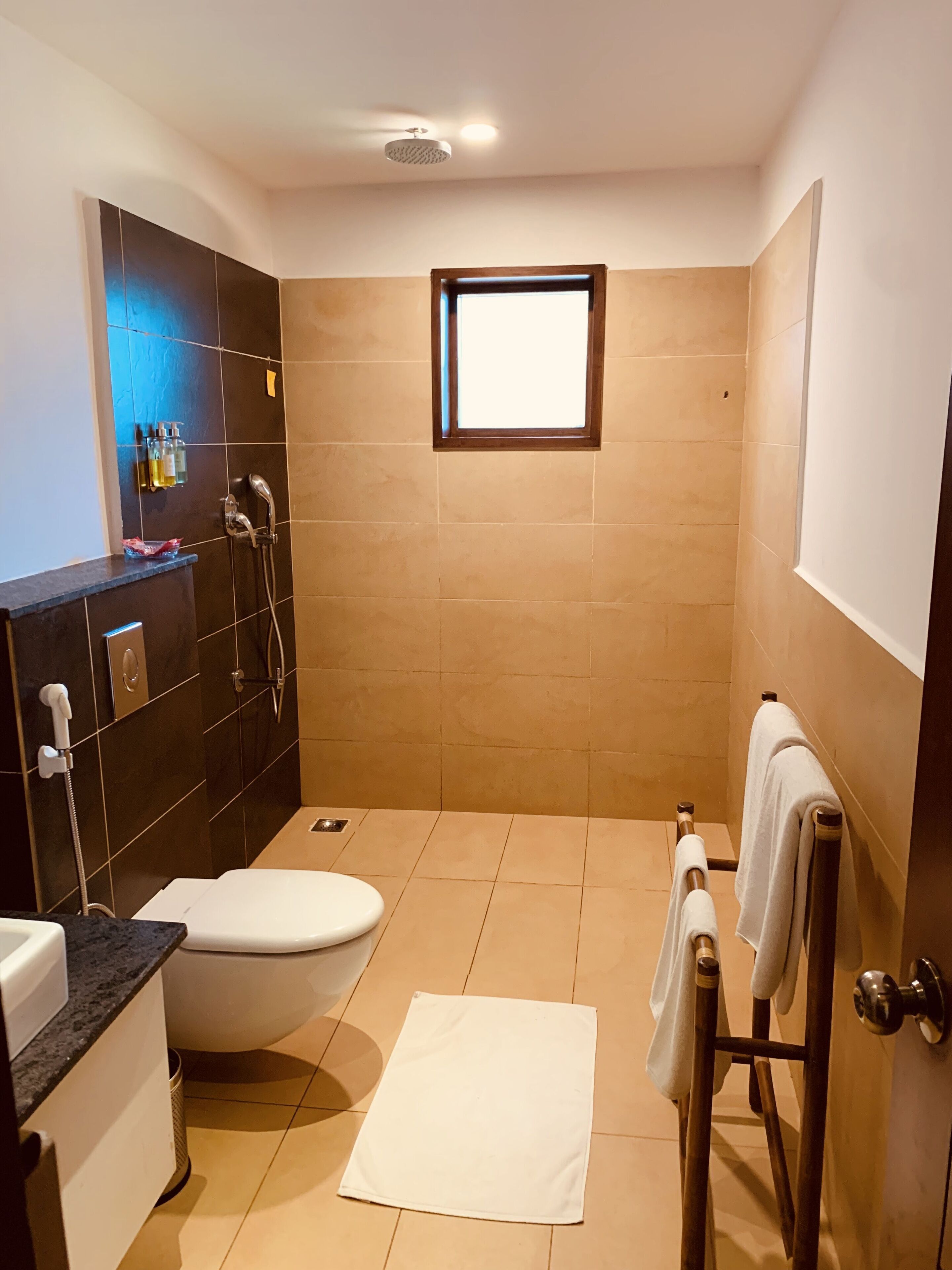 Ein Badezimmer mit Toilette, Waschbecken und Dusche.