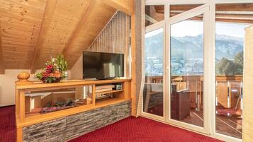 Maisonette-Suite | Living area | Flat-screen TV