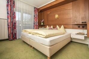 Minibar, brankas, meja kerja, dan kedap suara