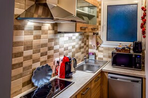 Apartment, Balcony (3 Nefeli) | Private kitchen | Fridge, microwave, oven, stovetop - Zoe's Studio (Athens)