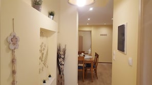 Apartamento, 2 habitaciones | Zona de estar | Una televisión de pantalla plana