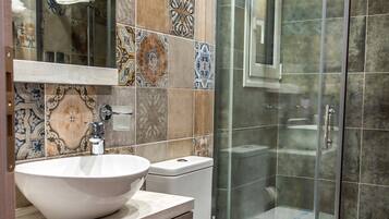 Appartement, balkon (2) | Badkamer | Een douche, een regendouche, gratis toiletartikelen, een haardroger