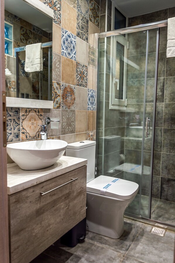Apartment, Balcony (2) | Bathroom | Shower, rainfall showerhead, free toiletries, hair dryer