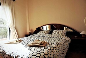 3 habitaciones, escritorio y tabla de planchar con plancha 