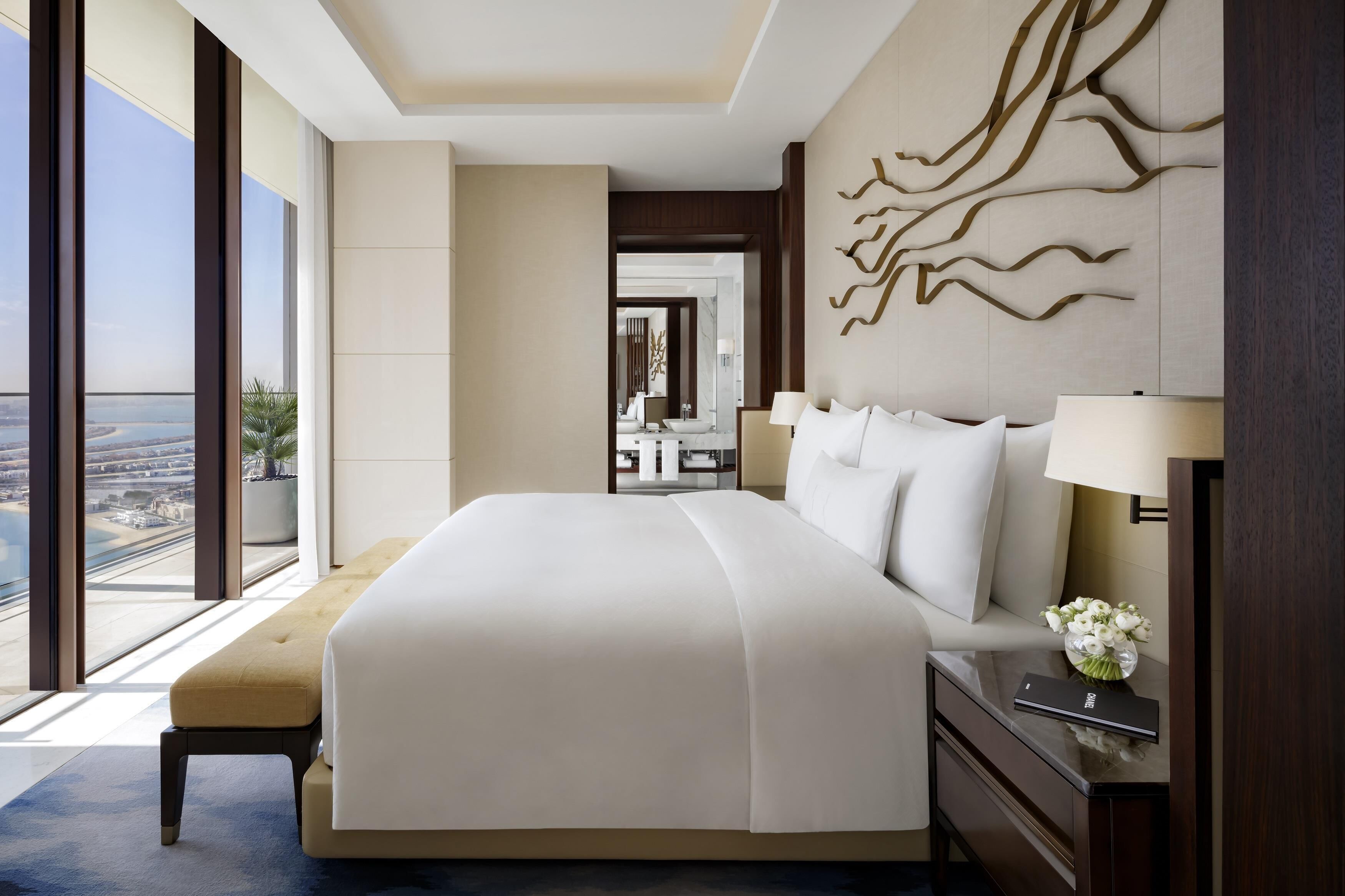 أغطية فراش متميزة وميني بار وخزنة داخل الغرفة ومكتب