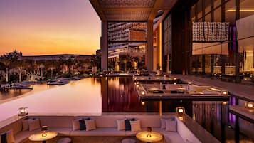 7 quầy bar/khu lounge, 2 quán bar cạnh hồ bơi, 4 quán bar trên bãi biển