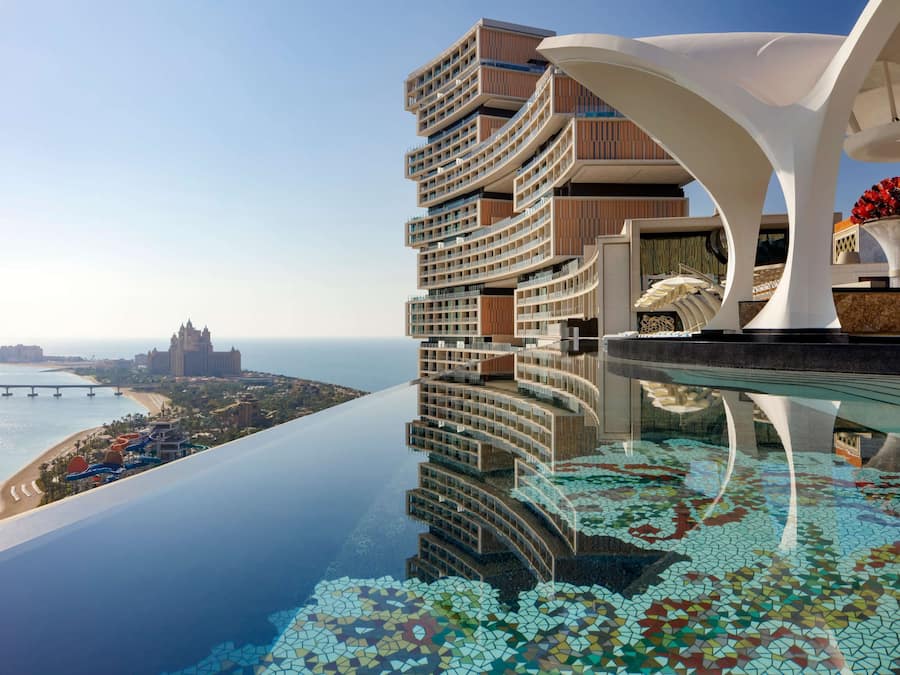 2 utomhuspooler, cabanor (tilläggsavgift) och parasoller