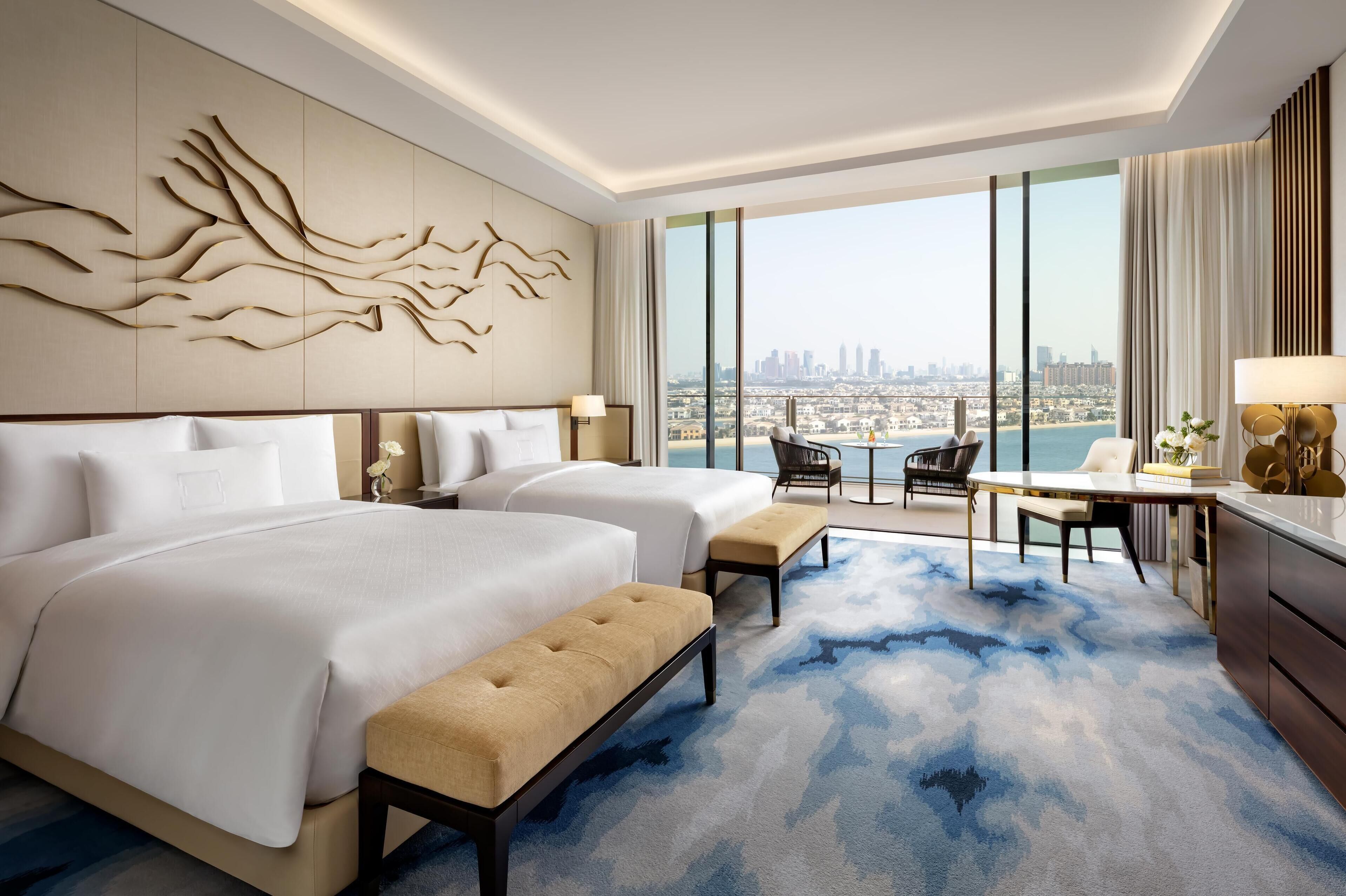 أغطية فراش متميزة وميني بار وخزنة داخل الغرفة ومكتب