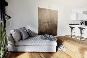 อพาร์ทเมนท์ | บริเวณนั่งเล่น | ทีวีจอแบน 30 นิ้ว พร้อมช่องเคเบิล, ทีวี, พื้นอุ่น