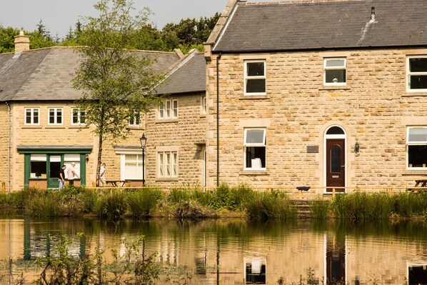 Cottage, 2 Bedrooms (Winster) | Individually decorated, individually furnished, iron/ironing board - Darwin Lake Holiday Village (Matlock)