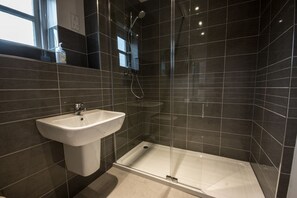 Ferienhaus, 4 Schlafzimmer (Dovedale) | Badezimmer | Badewanne, Haartrockner, Handtücher, Seife