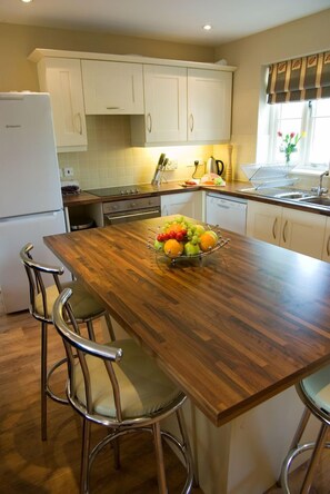 Cottage, 5 Bedrooms (Hassop) | Private kitchen | Fridge, oven, stovetop, dishwasher - Darwin Lake Holiday Village (Matlock)