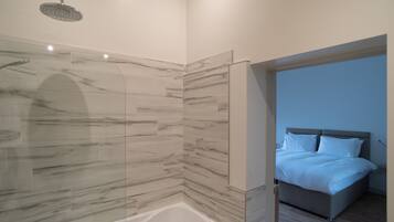 Habitación Deluxe con 1 cama matrimonial o 2 individuales, baño en la habitación, vista al patio | Baño | Toallas