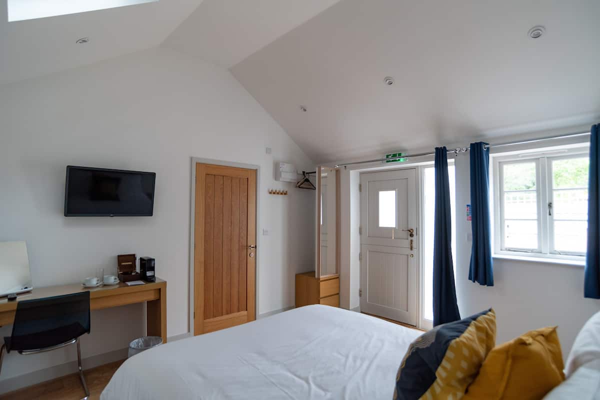 Deluxe Double Room, Ensuite, Courtyard View | WiFi