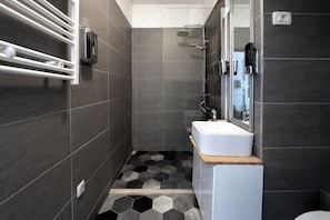 Shower, hydromassage showerhead, free toiletries, hair dryer