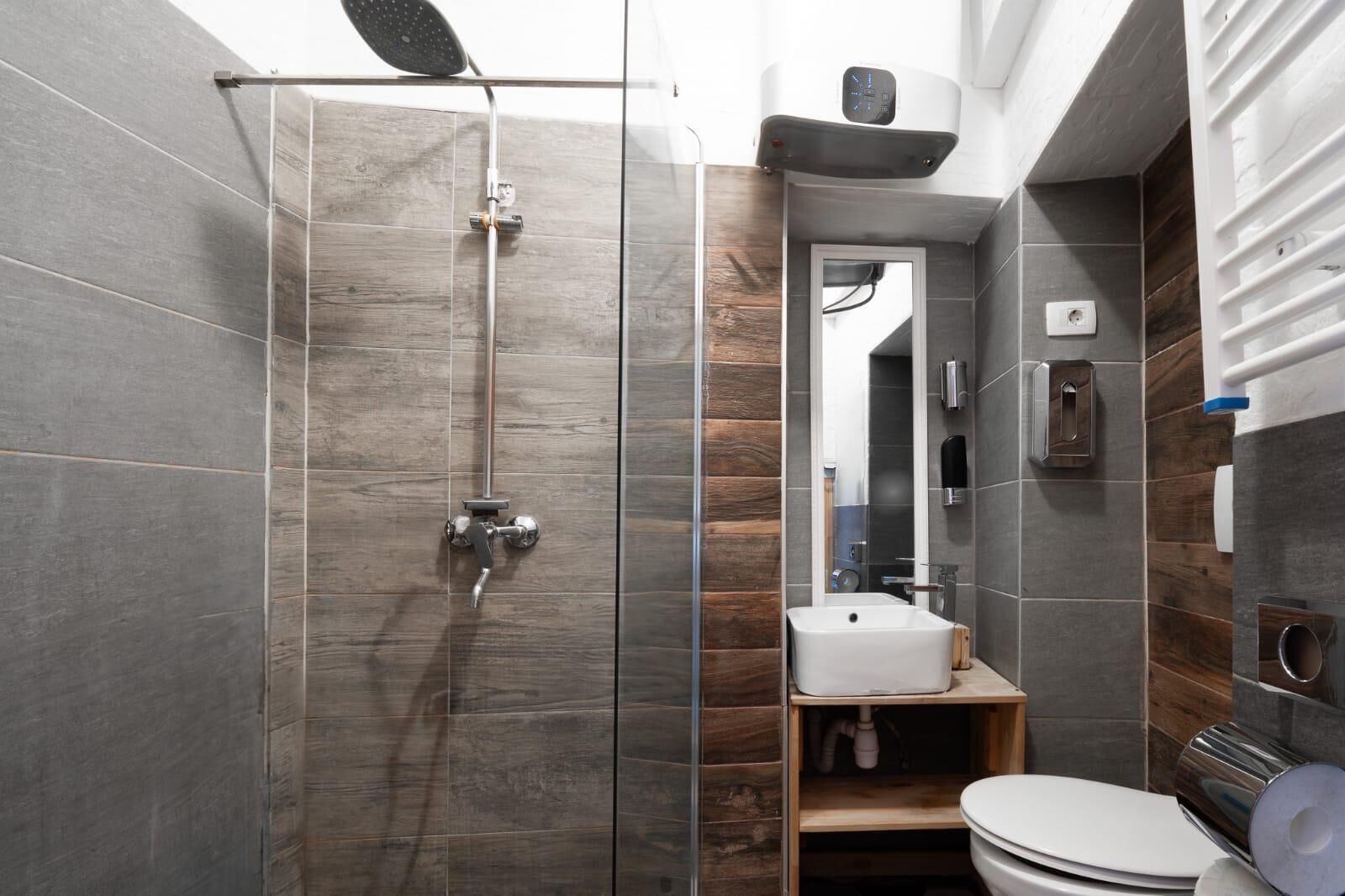 Shower, hydromassage showerhead, free toiletries, hair dryer