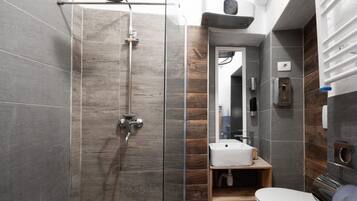 Shower, hydromassage showerhead, free toiletries, hair dryer