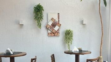 Café da manhã com buffet grátis todos os dias