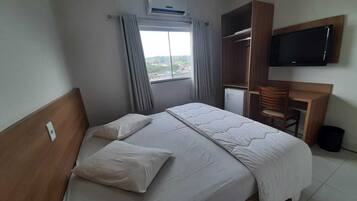 Quarto casal ou duplo standard | Frigobar, escrivaninha, Wi-Fi de cortesia, roupa de cama