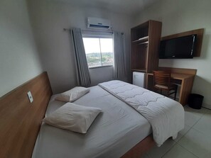 Minibar, escritorio, wifi gratis y ropa de cama