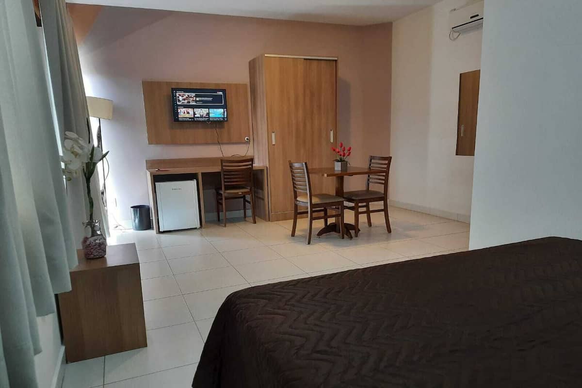 Suite Deluxe | Minibar, desk, free WiFi, bed sheets