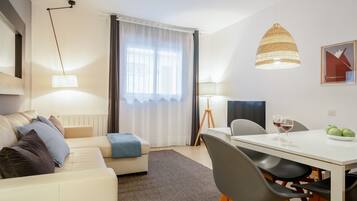 Apartamento, 3 habitaciones, baño privado | Zona de estar | Televisión de 32 pulgadas con canales por cable