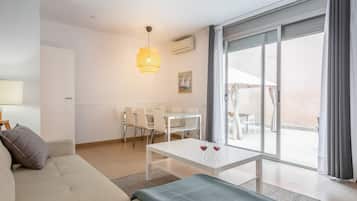 Apartamento, 3 habitaciones, terraza | Zona de estar | Televisión de 32 pulgadas con canales por cable