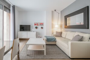 Departamento, 3 habitaciones, Terraza | Área de sala de estar | Televisión de 32 pulgadas con canales por cable 