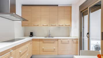 Apartamento, 3 habitaciones, terraza | Cocina privada | Frigorífico, microondas, placa de cocina y lavavajillas