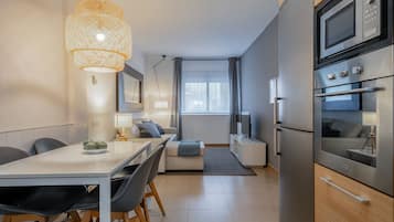 Apartamento, 2 habitaciones, baño privado | Zona de estar | Televisión de 32 pulgadas con canales por cable