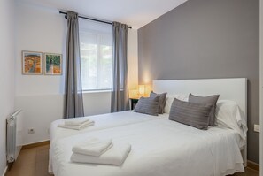 Departamento, 2 habitaciones, baño privado | Muebles diferentes, tabla de planchar con plancha y cunas gratuitas 