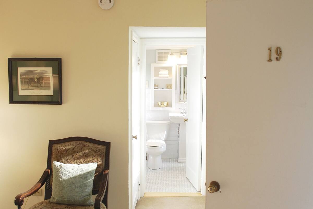 deluxe double room, ensuite (queen with porch #19) | interior