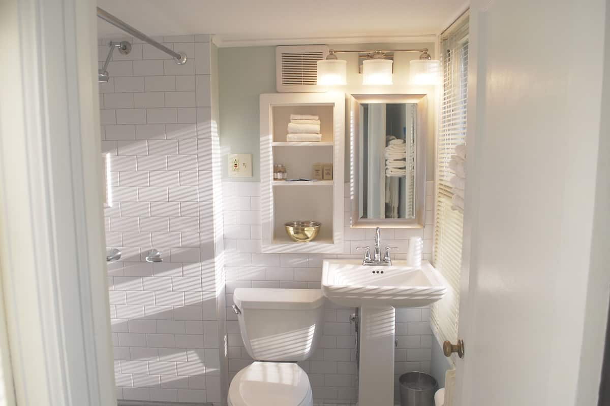 deluxe double room, ensuite (queen with porch #19) | bathroom