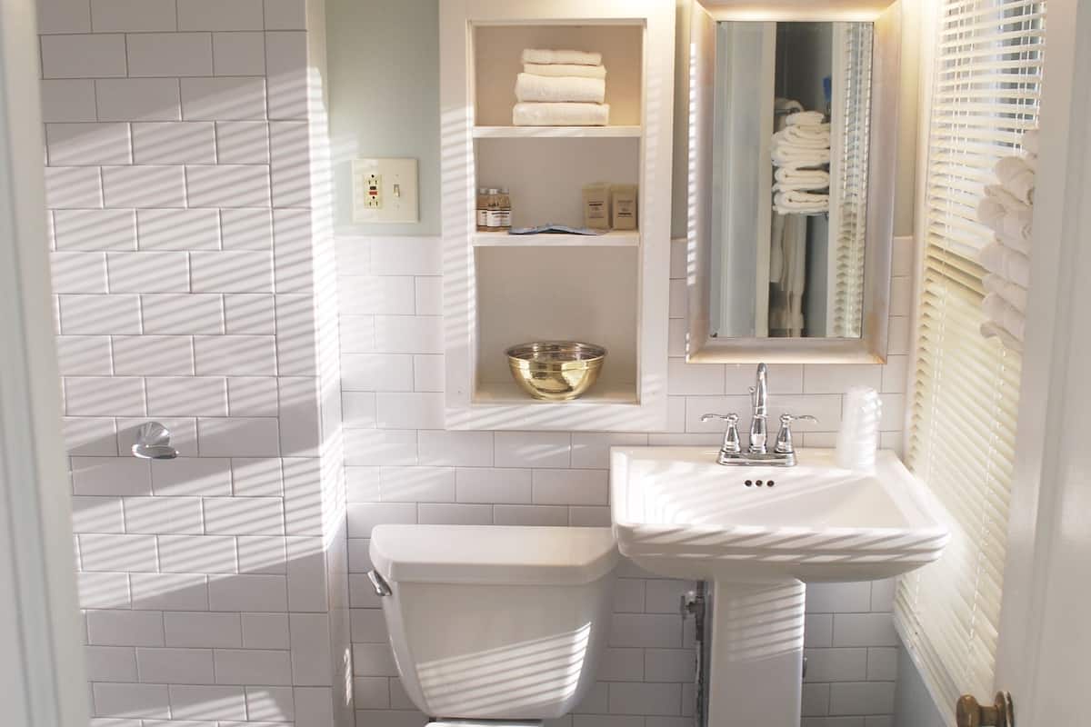 deluxe double room, ensuite (queen with porch #19) | bathroom