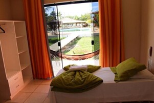 Quarto casal ou duplo | Frigobar, escrivaninha, roupa de cama