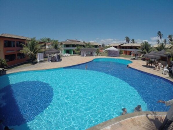 Kolam renang terbuka, kerusi lepak pantai 