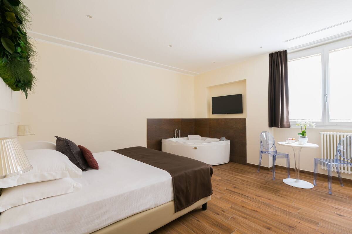 Junior Suite, Jetted Tub | 1 bedroom, in-room safe, soundproofing, iron/ironing board